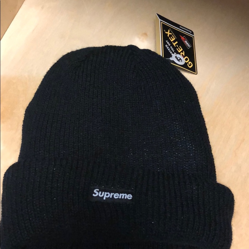 100% authentic SUPREME black hat. Brand new w/tags